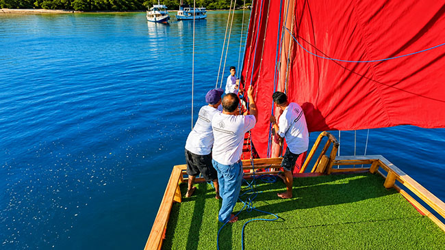 komodo tour boat