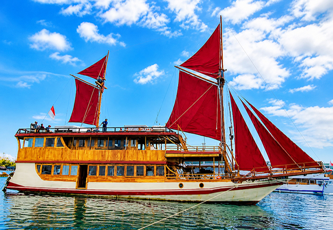 komodo tour boat