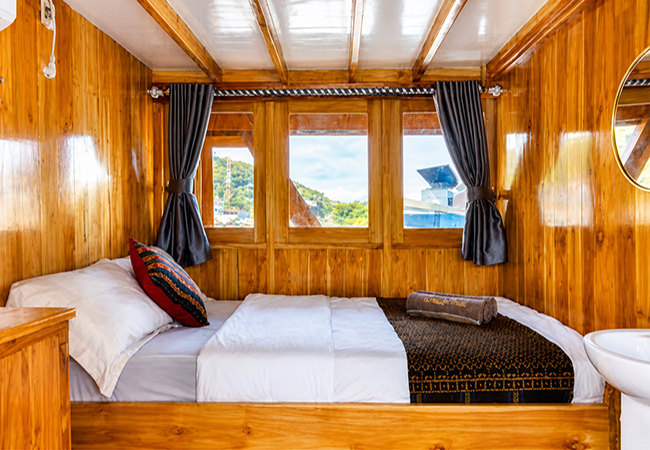komodo tour boat