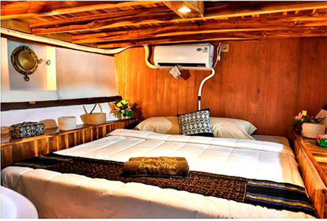 komodo tour boat